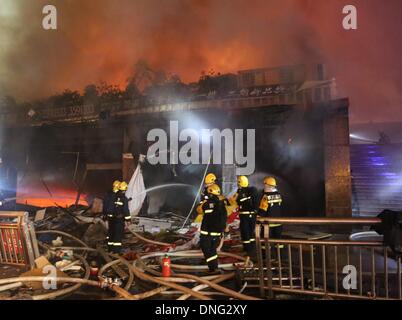 Luzhou, la province chinoise du Sichuan. Dec 27, 2013. Les sauveteurs travaillent sur le site de l'accident après un incendie déclenché par une explosion de gaz naturel ont éclaté dans un centre commercial dans la ville de Luzhou, sud-ouest de la province chinoise du Sichuan, le 27 décembre 2013. Quatre personnes ont été confirmées décédées et 35 autres blessées dans l'accident. Credit : Luo Guanglian/Xinhua/Alamy Live News Banque D'Images