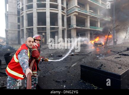 Beyrouth, Liban. Dec 27, 2013. Les pompiers éteindre le feu à un site d'explosion à Beyrouth, Liban, le 27 décembre 2013. Mohammad Shatah, ancien ministre des finances et conseiller de l'ancien premier ministre Saad Hariri a été tué vendredi dans l'attentat au véhicule piégé alors que son convoi d'explosion était de passage à centre-ville de Beyrouth. Credit : Koka/Xinhua/Alamy Live News Banque D'Images