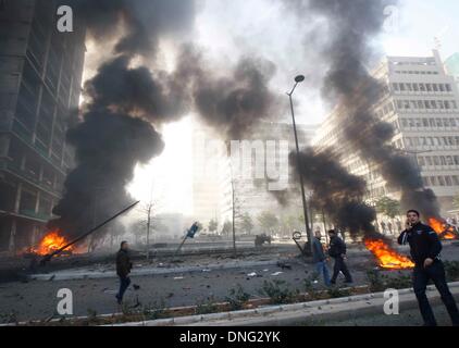 Beyrouth, Liban. Dec 27, 2013. La fumée monte d'une explosion à Beyrouth, Liban, le 27 décembre 2013. Mohammad Shatah, ancien ministre des finances et conseiller de l'ancien premier ministre Saad Hariri a été tué vendredi dans l'attentat au véhicule piégé alors que son convoi d'explosion était de passage à centre-ville de Beyrouth. Credit : Koka/Xinhua/Alamy Live News Banque D'Images