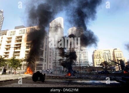 Beyrouth, Liban. Dec 27, 2013. La fumée monte d'une explosion à Beyrouth, Liban, le 27 décembre 2013. Mohammad Shatah, ancien ministre des finances et conseiller de l'ancien premier ministre Saad Hariri a été tué vendredi dans l'attentat au véhicule piégé alors que son convoi d'explosion était de passage à centre-ville de Beyrouth. Credit : Koka/Xinhua/Alamy Live News Banque D'Images