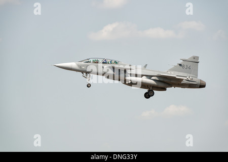 Saab JAS 39 Gripen en avion de chasse de l'Armée de l'air suédoise F7 arrive à Fairford Escadron de prendre part à la 2013 RIAT Banque D'Images