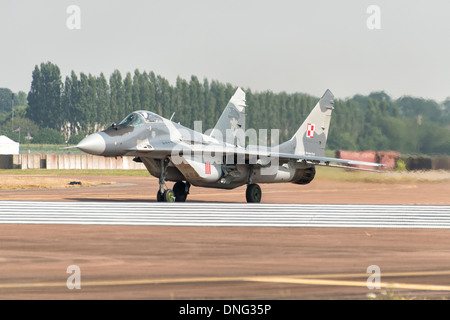 Mikoyan MiG-29 de l'Armée de l'Air polonaise la supériorité de l'air en avion de chasse des taxis à son support en RAF Fairford à prendre part à l'RIAT Banque D'Images