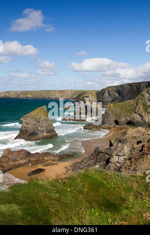 Vue depuis le sentier du littoral à l'échelle du Nord Whitestone Cove à Redruthan Étapes et Park Head, Cornwall, UK. Banque D'Images