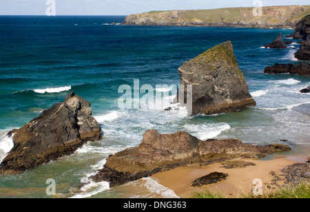 Vue détaillée des îles rocheuses de Cornouailles le sentier du littoral à l'échelle du Nord Whitestone Cove à Redruthan Étapes et Park, il Banque D'Images