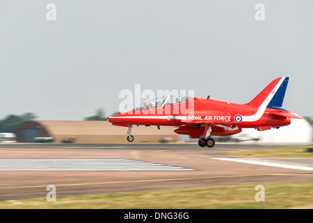 XX323 un BAE Hawk Mk 1 formateur de la Royal Air Force, l'équipe de voltige aérienne militaire afficher les flèches rouges terres Au RIAT Banque D'Images