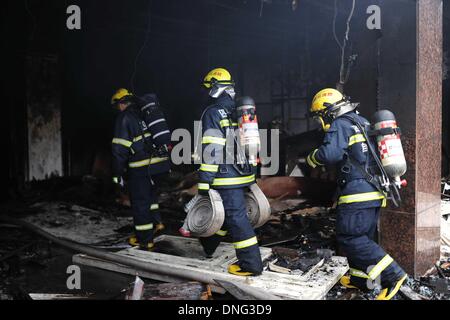 Luzhou, la province chinoise du Sichuan. Dec 27, 2013. Les sauveteurs travaillent sur le site de l'accident après un incendie déclenché par une explosion de gaz naturel ont éclaté dans un centre commercial dans la ville de Luzhou, sud-ouest de la province chinoise du Sichuan, le 27 décembre 2013. Quatre personnes ont été confirmées décédées et 35 autres blessées dans l'accident. Credit : Xue Yubin/Xinhua/Alamy Live News Banque D'Images