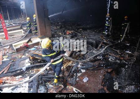 Luzhou, la province chinoise du Sichuan. Dec 27, 2013. Les sauveteurs travaillent sur le site de l'accident après un incendie déclenché par une explosion de gaz naturel ont éclaté dans un centre commercial dans la ville de Luzhou, sud-ouest de la province chinoise du Sichuan, le 27 décembre 2013. Quatre personnes ont été confirmées décédées et 35 autres blessées dans l'accident. Credit : Xue Yubin/Xinhua/Alamy Live News Banque D'Images