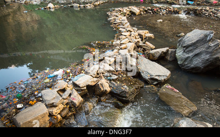 Les problèmes de l'environnement. La contamination en plastique dans la nature. Les ordures et les bouteilles flottant sur l'eau. Banque D'Images