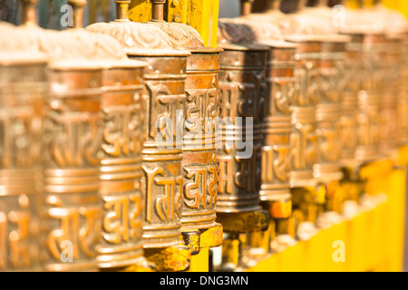 Tourner les roues à la prière bouddhiste tibétain stupa Boudhanath à Katmandou, Népal Banque D'Images