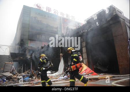 Luzhou, la province chinoise du Sichuan. Dec 27, 2013. Les sauveteurs travaillent sur le site de l'accident après un incendie déclenché par une explosion de gaz naturel ont éclaté dans un centre commercial dans la ville de Luzhou, sud-ouest de la province chinoise du Sichuan, le 27 décembre 2013. Quatre personnes ont été confirmées décédées et 35 autres blessées dans l'accident. Credit : Xue Yubin/Xinhua/Alamy Live News Banque D'Images