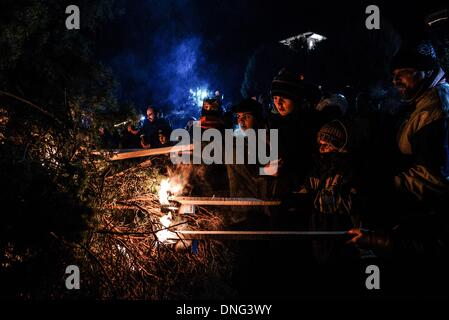 Thessalonique, Grèce. Le 24 décembre, 2013. Les enfants ont mis le feu à l'arbre pendant la veille de Noël. La veille de Noël de la ville de Florina en Grèce du Nord et les villages environnants une tradition particulière se fait appelé ãƒæ'Ã'àƒ¢â''àƒ ?š š ?l''firesÃƒAE'Ã'Â'''Àƒæ Sàƒæ ?š Â''. Au cours de cet événement les habitants des grands incendies dans chaque partie de la ville. Cette tradition est dit que éloigne les mauvais esprits et symbolise les bergers qui visitent le nouveau-né le Christ. L'éclat de l'incendie devrait réchauffer l'enfant. Autour du feu, les habitants et les touristes de la danse, de boire du vin et manger de la soupe de haricots.Photo : Giannis Papan Banque D'Images