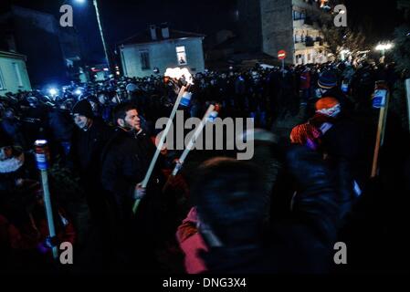 Thessalonique, Grèce. Le 24 décembre, 2013. Utilisez les sections locales à la lumière des torches grands incendies. La veille de Noël de la ville de Florina en Grèce du Nord et les villages environnants une tradition particulière se fait appelé ãƒæ'Ã'àƒ¢â''àƒ ?š š ?l''firesÃƒAE'Ã'Â'''Àƒæ Sàƒæ ?š Â''. Au cours de cet événement les habitants des grands incendies dans chaque partie de la ville. Cette tradition est dit que éloigne les mauvais esprits et symbolise les bergers qui visitent le nouveau-né le Christ. L'éclat de l'incendie devrait réchauffer l'enfant. Autour du feu, les habitants et les touristes de la danse, de boire du vin et manger de la soupe de haricots.Photo : Giannis Papanikos/NurPhoto Banque D'Images