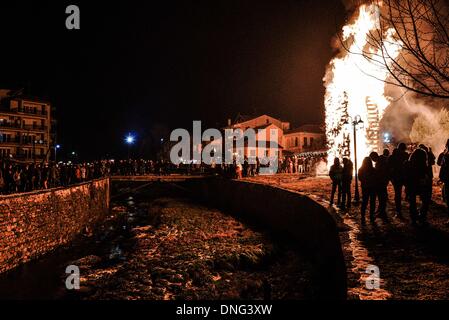 Thessalonique, Grèce. Le 24 décembre, 2013. Florina centrale pendant la veille de Noël. La veille de Noël de la ville de Florina en Grèce du Nord et les villages environnants une tradition particulière se fait appelé ãƒæ'Ã'àƒ¢â''àƒ ?š š ?l''firesÃƒAE'Ã'Â'''Àƒæ Sàƒæ ?š Â''. Au cours de cet événement les habitants des grands incendies dans chaque partie de la ville. Cette tradition est dit que éloigne les mauvais esprits et symbolise les bergers qui visitent le nouveau-né le Christ. L'éclat de l'incendie devrait réchauffer l'enfant. Autour du feu, les habitants et les touristes de la danse, de boire du vin et manger de la soupe de haricots.Photo : Giannis Papanikos/NurPhoto (CRE Banque D'Images