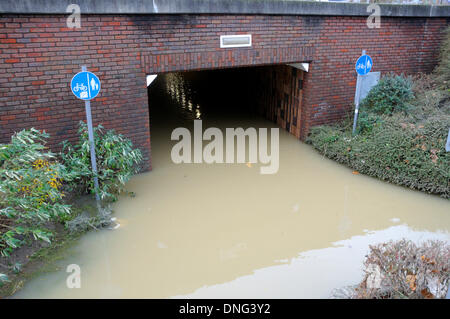 Maidstone, Kent, UK. Dec 27, 2013. Dommages causés par les inondations de la rivière Medway - passage souterrain sous l'eau Banque D'Images