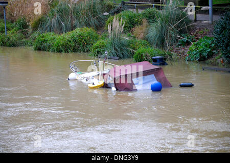 Maidstone, Kent, UK. Dec 27, 2013. Dommages causés par les inondations de la rivière Medway - passage souterrain sous l'eau Banque D'Images