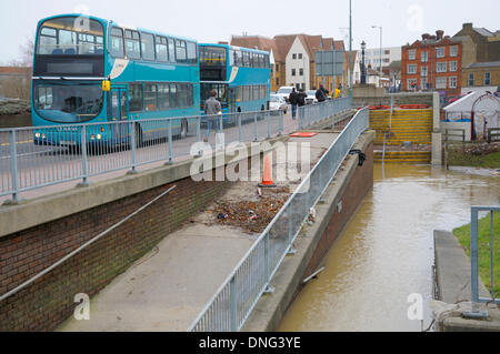 Maidstone, Kent, Royaume-Uni. 27 décembre 2013. Dommages causés par l'inondation de la rivière Medway - passage souterrain sous l'eau Banque D'Images