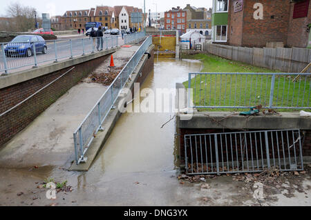 Maidstone, Kent, UK. Dec 27, 2013. Dommages causés par les inondations de la rivière Medway - passage souterrain sous l'eau Banque D'Images