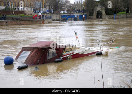 Maidstone, Kent, UK. Dec 27, 2013. Dommages causés par les inondations de la rivière Medway Banque D'Images