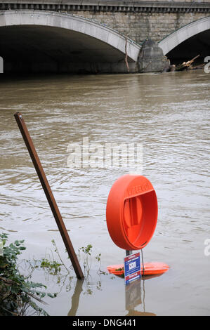 Maidstone, Kent, UK. Dec 27, 2013. Dommages causés par les inondations de la rivière Medway Banque D'Images