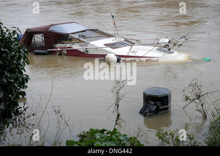 Maidstone, Kent, UK. Dec 27, 2013. Dommages causés par les inondations de la rivière Medway noyées bateau de plaisance Banque D'Images