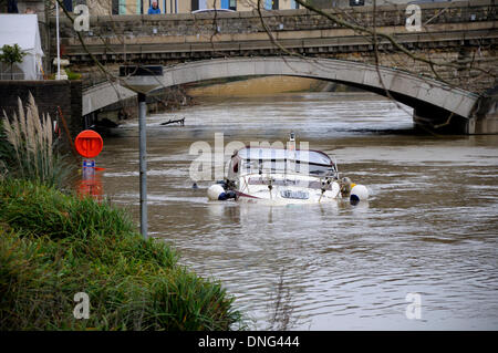 Maidstone, Kent, UK. Dec 27, 2013. Dommages causés par les inondations de la rivière Medway noyées bateau de plaisance Banque D'Images