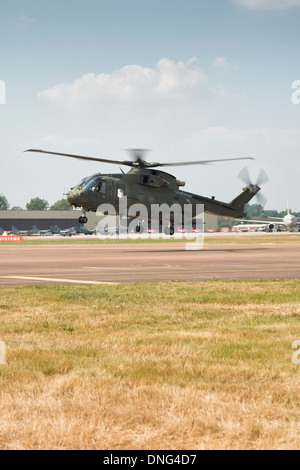 Augusta Westland EH101 Merlin d'hélicoptères de transport moyen à partir de la Royal Air Force britannique arrive à Fairford pour le RIAT Banque D'Images