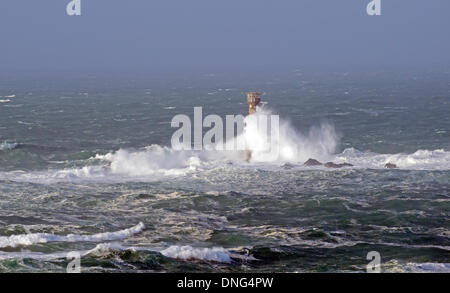 Land's End, Cornwall, UK. Dec 27, 2013. Au cours du temps orageux de grosses vagues, le batteur phare de Drakkars Land's End Cornwall Crédit : Bob Sharples/Alamy Live News Banque D'Images