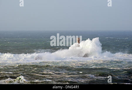 Land's End, Cornwall, UK. Dec 27, 2013. Au cours du temps orageux de grosses vagues, le batteur phare de Drakkars Land's End Cornwall Crédit : Bob Sharples/Alamy Live News Banque D'Images
