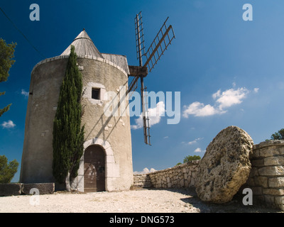 Un ancien moulin à vent en Provence, France Banque D'Images