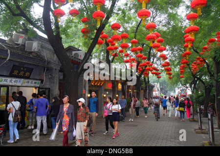 Beijing Chine,Chinois,Dongcheng District,Nanluoguxiang,hutong,shopping shopper shoppers magasins marché marchés achats vente, vente au détail St Banque D'Images