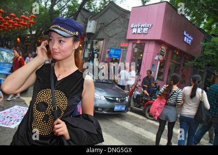 Beijing Chine,Chinois,Dongcheng District,Nanluoguxiang,hutong,shopping shopper shoppers magasins marché marchés achats vente, vente au détail St Banque D'Images