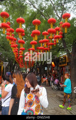 Pékin Chine,Asie,Chinois,Oriental,Dongcheng District,Nanluoguxiang,hutong,shopping shopper shoppers magasins marché marché achat sel Banque D'Images