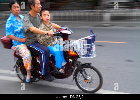 Pékin Chine,Asie,Chinois,Oriental,Dongcheng District,rue,trafic,Asiatiques,adultes homme hommes,adulte,adultes,femme femme femme,garçon Banque D'Images