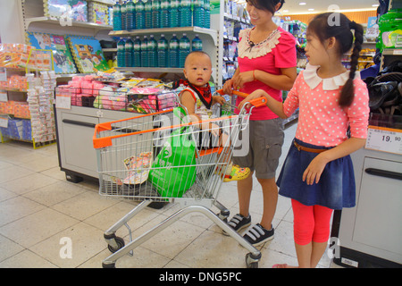 Beijing Chine,Asie,Chinois,Oriental,Guang an Men Nei Da Jie,Guanganmen Outer Street,Rainbow Centre,centre,shopping shopper shoppers shopping shopping magasins marché Banque D'Images