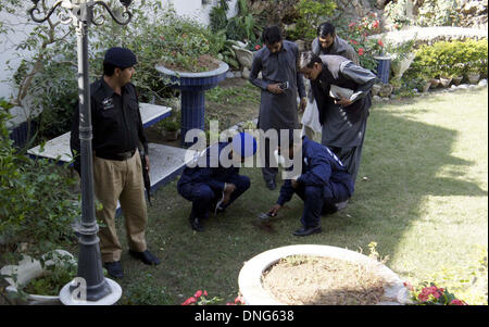 Karachi, Pakistan. Dec 27, 2013. Les responsables de sécurité et de sauvetage bénévoles sont réunis à la maison où une grenade à main a causé une explosion a eu lieu sept ans, fille, Uzma morts et un garçon blessé, dans P.E.C.H.S block 02 le vendredi, Décembre 27, 2013. La maison est la propriété d'un opérateur et selon la police extorsion attaqué sur mafia house causé une fille morte et un garçon blessé. Credit : Asianet-Pakistan/Alamy Live News Banque D'Images