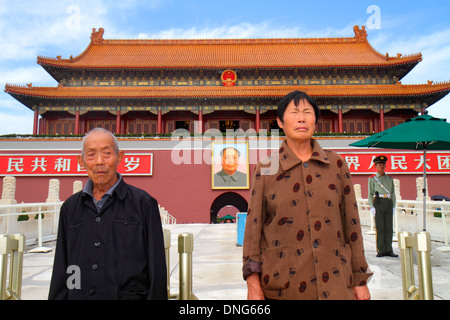 Beijing Chine,Chinois,Dongcheng District,Chang'an Avenue,Tian'anmen,Tiananmen,Imperial City,Chinois caractères hànzì pinyin,porte,Mao Zedong portrait,A Banque D'Images