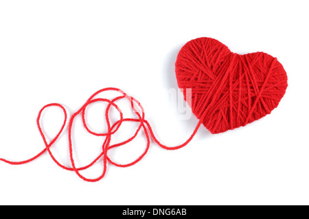 Le symbole en forme de coeur rouge faite de laine isolé sur fond blanc Banque D'Images