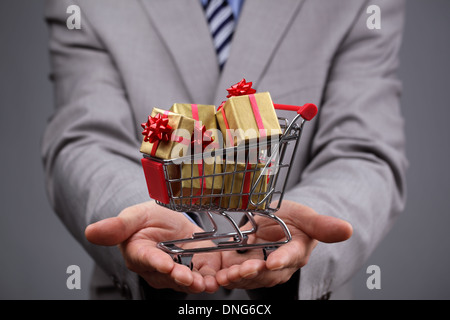 Panier avec boîte-cadeau Banque D'Images