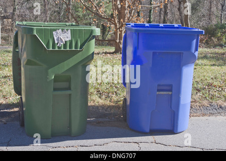 Deux poubelles, une pour le recyclage, s'asseoir à côté de l'autre vidé sur le trottoir Banque D'Images