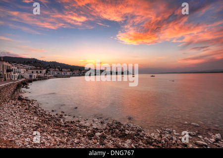 Coucher de soleil sur la ville de l'île de Spetses, Grèce Banque D'Images