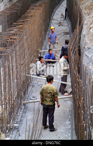 Beijing Chine,Chinois,Haidian District,Université de Pékin,PKU,Beidà,enseignement supérieur,campus,asiatique homme hommes,ouvrier de construction,fondation de pose,la Banque D'Images