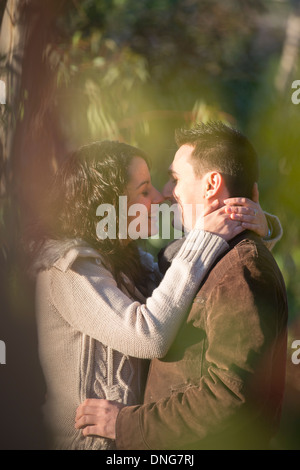 Couple, amour, serrant dans un parc Banque D'Images