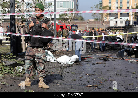 Beyrouth, Liban. Dec 27, 2013. Scène d'une explosion dans le centre de Beyrouth, Liban, le 27 décembre 2013. L'agence de presse de l'État a déclaré qu'une bombe dans le centre de Beyrouth a tué plusieurs personnes, dont un haut responsable de l'ancien Premier Ministre libanais Saad Hariri.Photo : Hasan Shaaban/NurPhoto Crédit : Hasan Shaaban/NurPhoto ZUMAPRESS.com/Alamy/Live News Banque D'Images