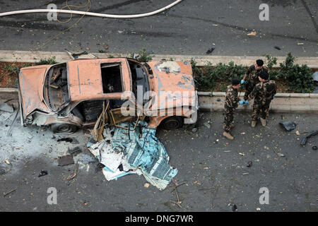 Beyrouth, Liban. Dec 27, 2013. Scène d'une explosion dans le centre de Beyrouth, Liban, le 27 décembre 2013. L'agence de presse de l'État a déclaré qu'une bombe dans le centre de Beyrouth a tué plusieurs personnes, dont un haut responsable de l'ancien Premier Ministre libanais Saad Hariri.Photo : Hasan Shaaban/NurPhoto Crédit : Hasan Shaaban/NurPhoto ZUMAPRESS.com/Alamy/Live News Banque D'Images