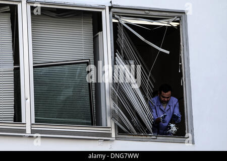 Beyrouth, Liban. Dec 27, 2013. Scène d'une explosion dans le centre de Beyrouth, Liban, le 27 décembre 2013. L'agence de presse de l'État a déclaré qu'une bombe dans le centre de Beyrouth a tué plusieurs personnes, dont un haut responsable de l'ancien Premier Ministre libanais Saad Hariri.Photo : Hasan Shaaban/NurPhoto Crédit : Hasan Shaaban/NurPhoto ZUMAPRESS.com/Alamy/Live News Banque D'Images