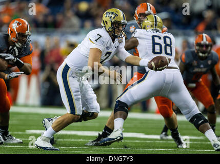 Detroit, Michigan, USA. Dec 26, 2013. 26 décembre 2013 : Pittsburgh quarterback Tom Savage (7) mains le ballon au cours de NCAA Football action de jeu entre les Pittsburgh Panthers et les Falcons de Bowling Green au Ford Field de Detroit, Michigan. Pittsburgh défait 30-27 Bowling Green. © csm/Alamy Live News Banque D'Images