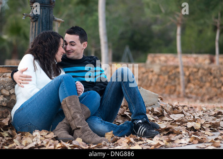 Lovers sitting déclarant son amour dans le parc Banque D'Images