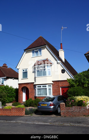 Maison individuelle de la période des années 1930 avec étage supérieur peint en galets blanc, Southborough , Tunbridge Wells , Kent , Angleterre Banque D'Images