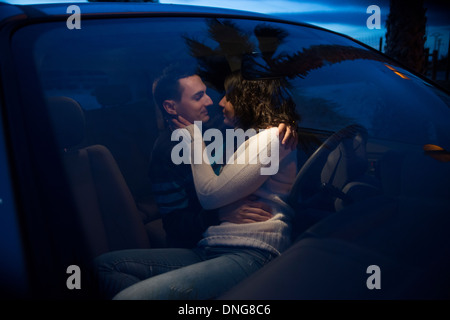 Lovers sitting déclarant leur amour en voiture privée Banque D'Images