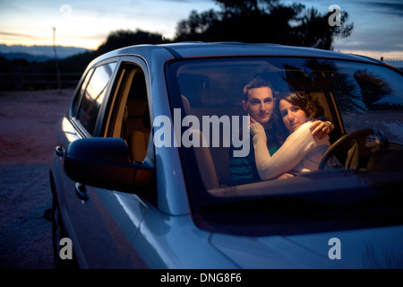 Lovers sitting déclarant leur amour en voiture privée Banque D'Images